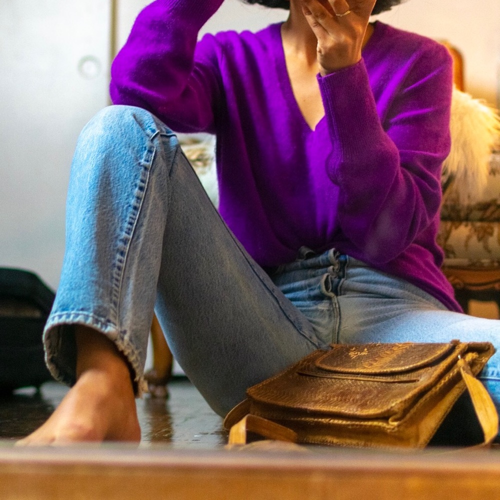 100% Purple Cashmere V neck Sweater size Medium